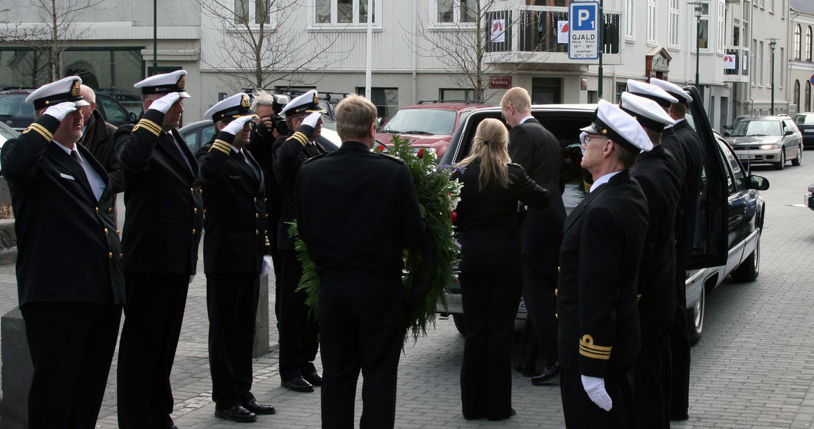 Helgi_Hallvardsson_borinn_til_grafar_2