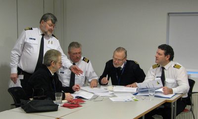 Gylfi_laginn_vid_ad_svara_spurningum_og_skapa_umradur2