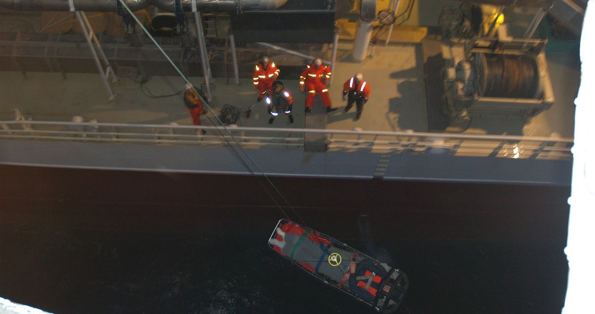 Sjúkraflug Lífar og Synjar í Guðmund VE 250307