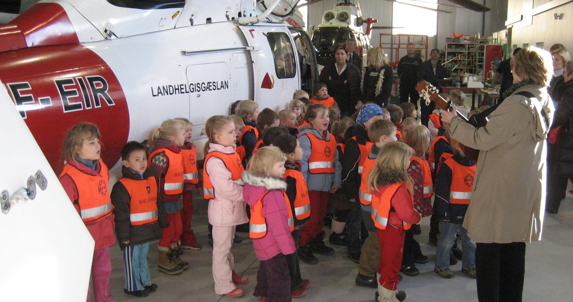 Leikskólinn Bæjarborg í heimsókn í flugdeild (II) 280307