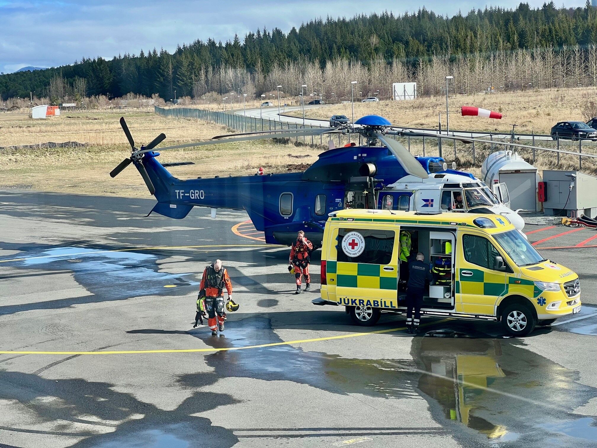 TF-GRO-sjukrabill-Reykjavikurflugvollur-rampur