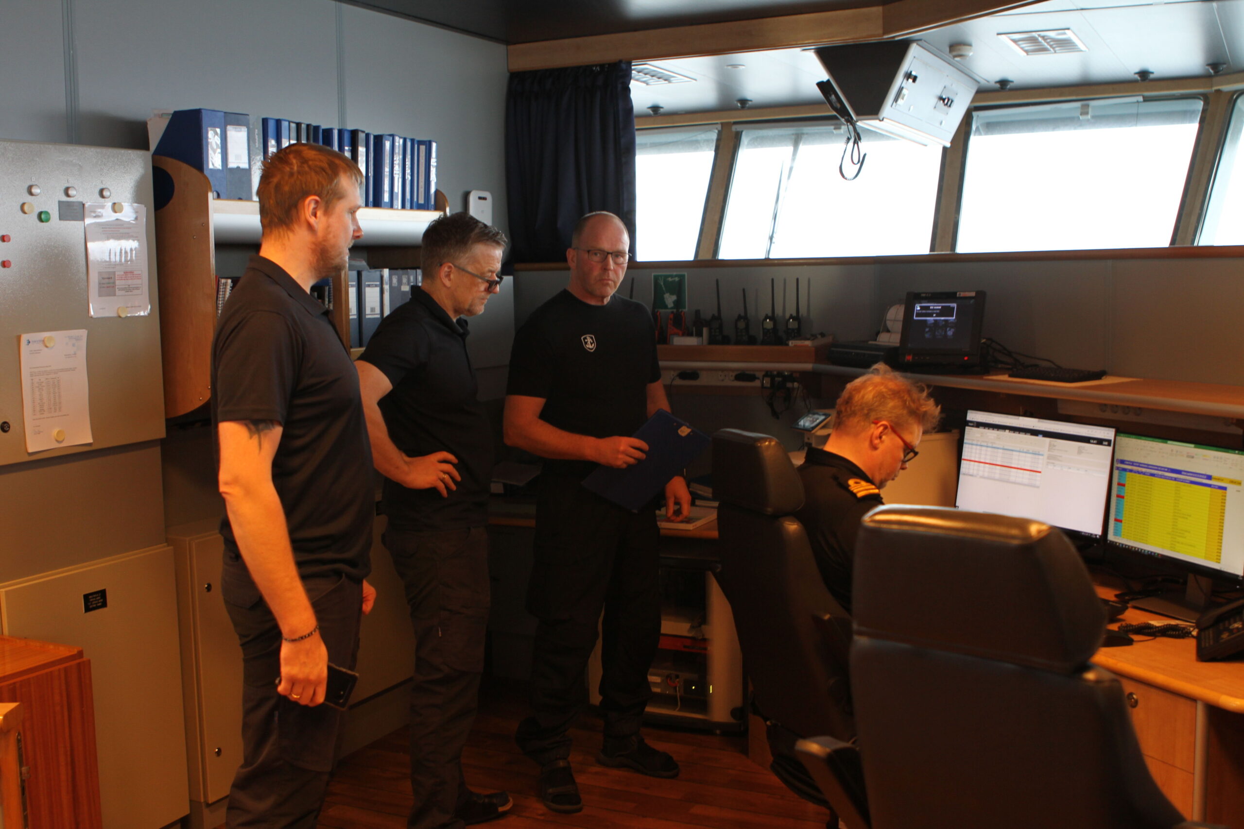 Skipherra-og-yfirstyrimadur-vardskipsins-Thors-undirbua-eftirlit-med-eftirlitsmonnum-Fiskistofu